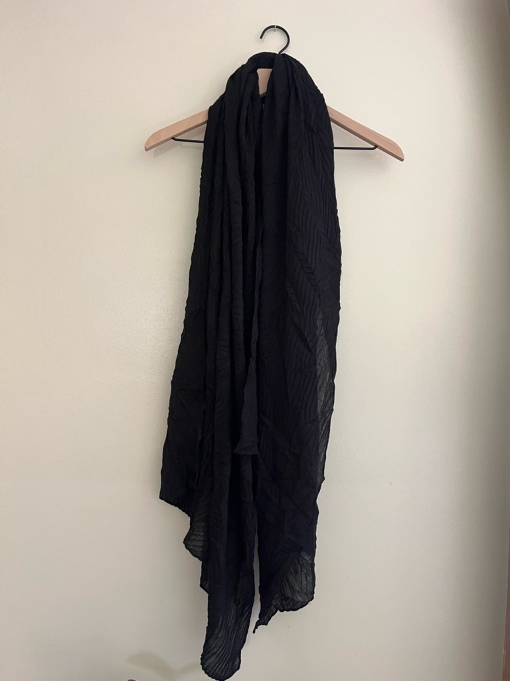 Lightweight Black Crinkled Scarf